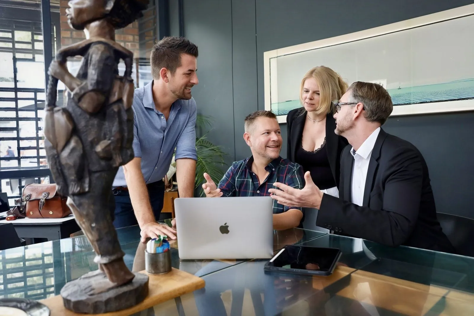 Das explainity-Team im Gespräch mit einem Kunden in Hamburg
